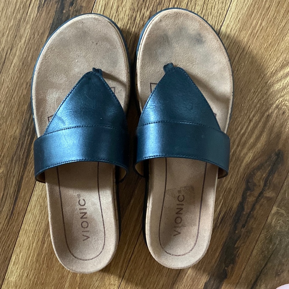 Vionic cushioned flip-flop sandals / black / size 7.5